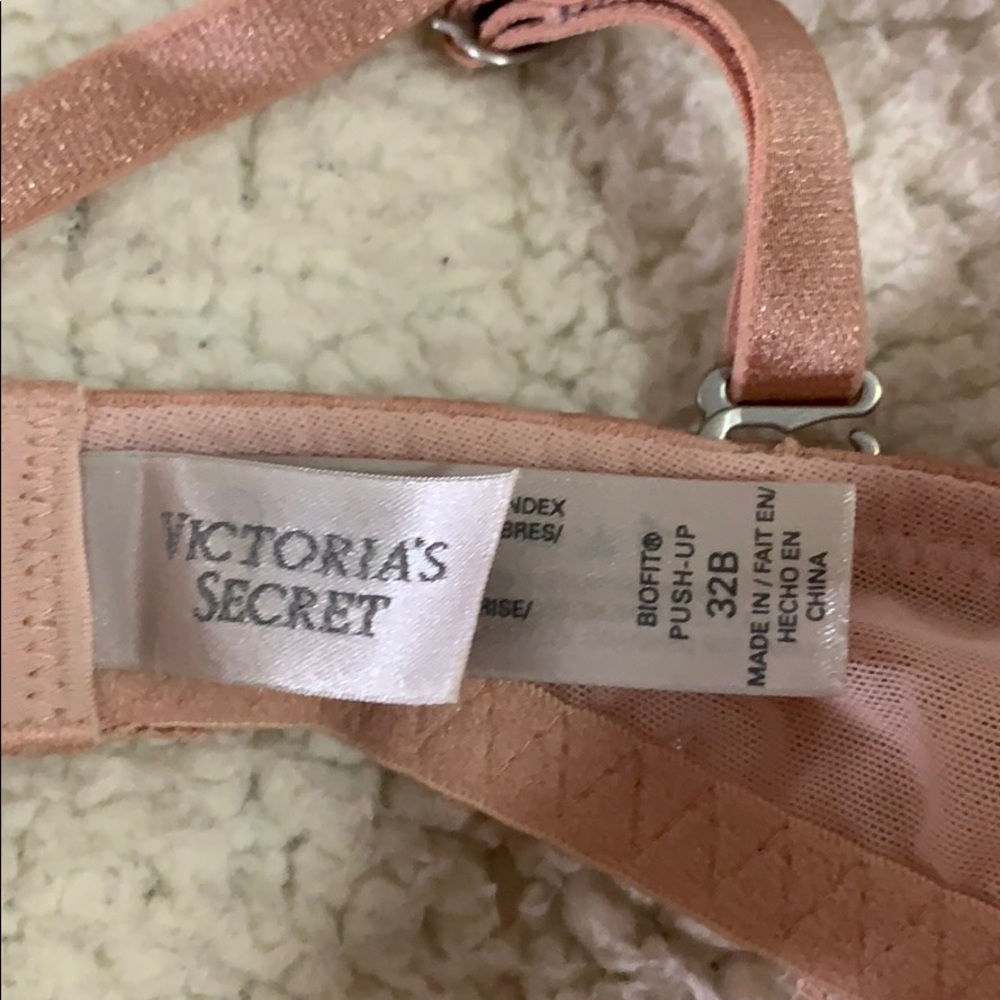 Victoria’s Secret lace Biofit bra - Picture 7 of 8